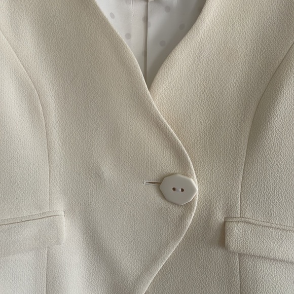 Armani white crepe jacket, size 8 - Picture 3 of 6